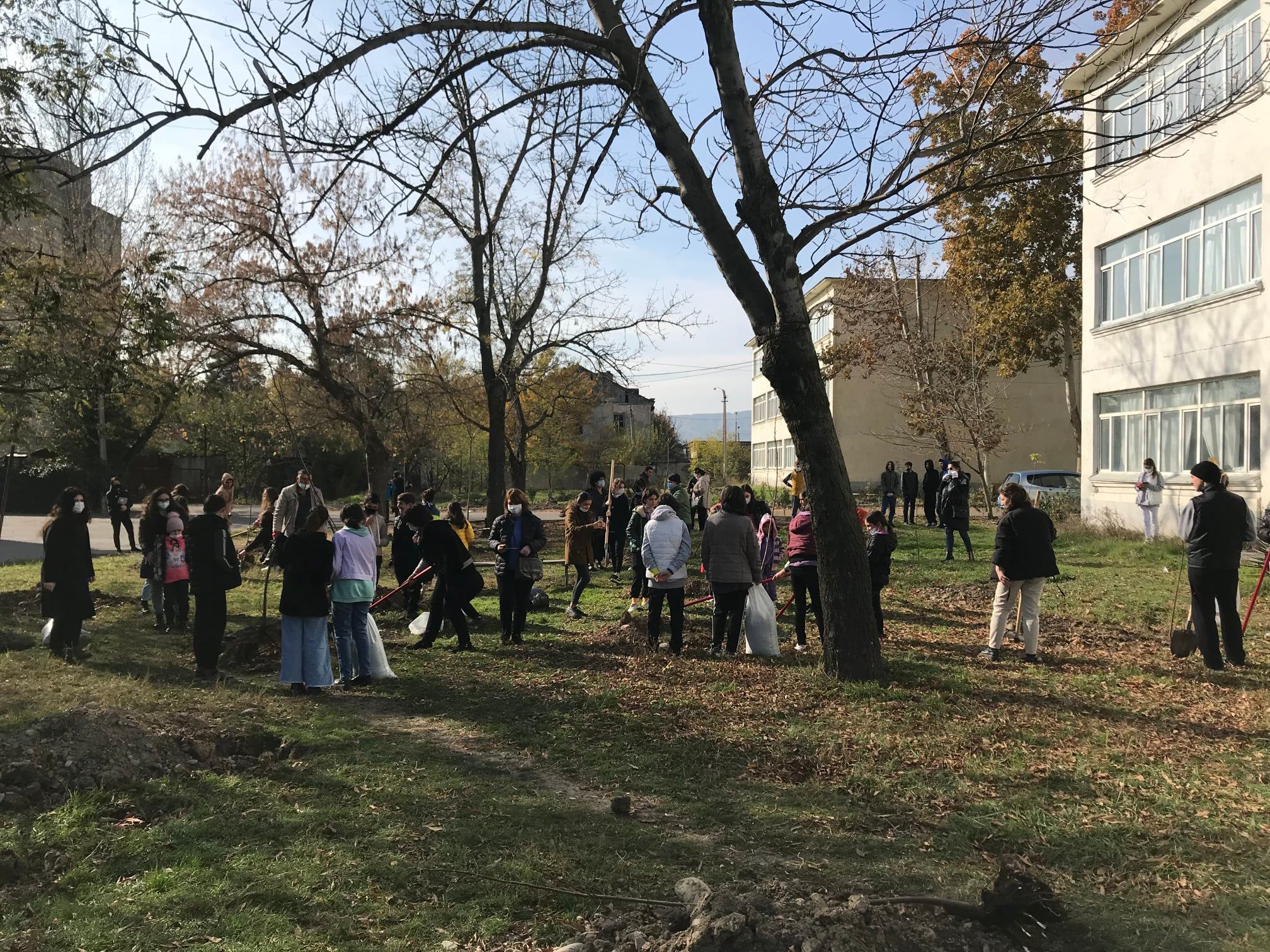 „გავიგუდეთ“ და „ეკო ცენტრის“ ორგანიზებით ქ.რუსთავში 600-მდე ნერგი დაირგო